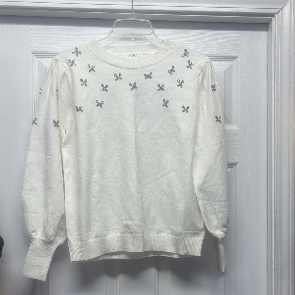 Avara Winter White  Sweater with Rhinestone Embellished Bow Details Small